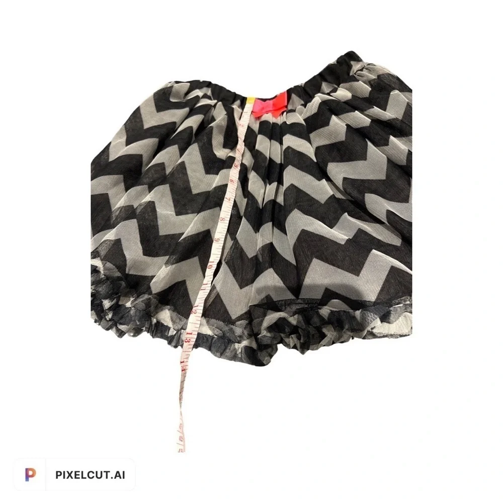 H&M black and gray Girls Chevron skirt with a pink bow detail Girls 7-8. - Picture 6 of 6